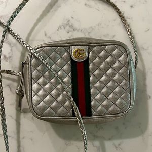 GUCCI silver leather camera shoulder bag w/ quilted GG logo and red green stripe